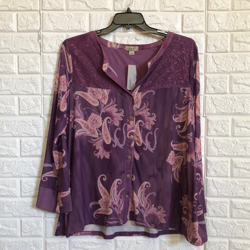 One World tie dye lavender lilac floral print with lace detail 2x. Front buttons